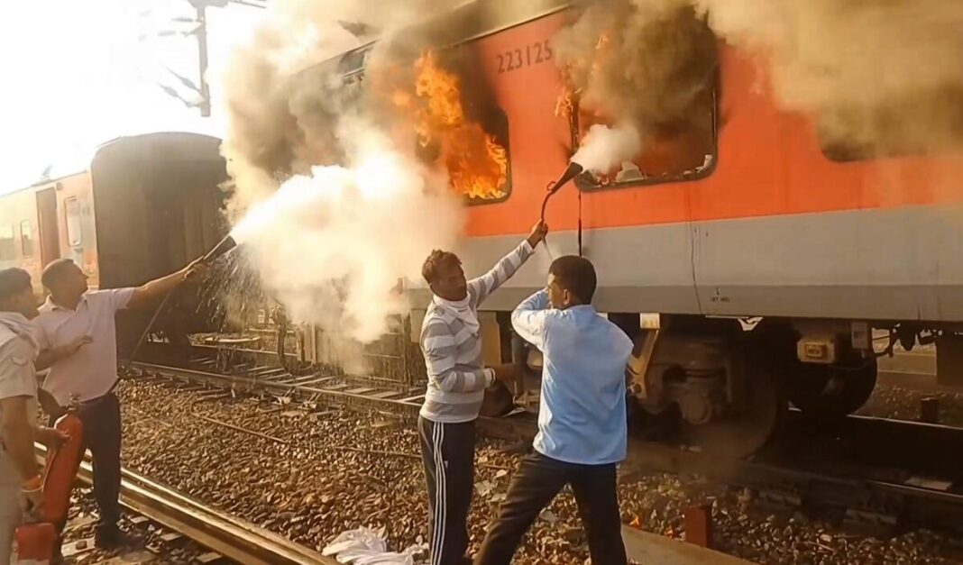Fire Breaks Out on Garib Rath Train from Ludhiana to Delhi at Sahnewal Station, Punjab